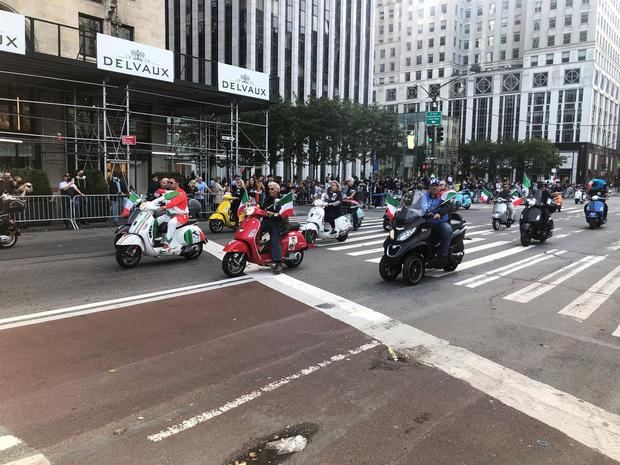 Personas en motos Vespa participan hoy en el desfile de Columbus Day en Nueva York, EE.UU