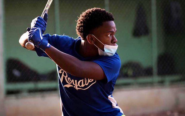 Un joven practica en las canchas del béisbol del Centro Olímpico casi un año después de que el coronavirus desalojara estas instalaciones deportivas, este miércoles en Santo Domingo, República Dominicana.