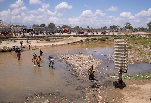 Haitianos atraviesan el río Masacre, frontera natural entre la República Dominicana y Haití, en Dajabón, República Dominicana.