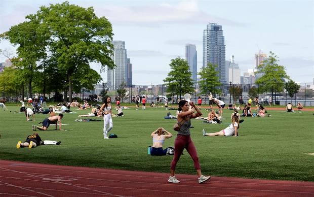 Se ve a las personas ejercitándose y relajándose en el parque East River en el Día de los Caídos en Nueva York, Nueva York, EE. UU.