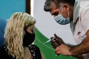 Una mujer es vacunada hoy contra la Covid-19 en el Hospital Fiorito, en Avellaneda, Argentina.