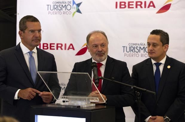 El gobernador de Puerto Rico, Pedro Pierluisi (i); el director ejecutivo de la Compañía de Turismo de Puerto Rico (CTPR), Carlos Mercado (d); y el director de ventas de LATAM y acuerdos institucionales de Iberia, Víctor Moneo (c), fueron registrados este jueves, antes de la firma de un acuerdo para promocionar la isla en Europa, en San Juan, Puerto Rico.