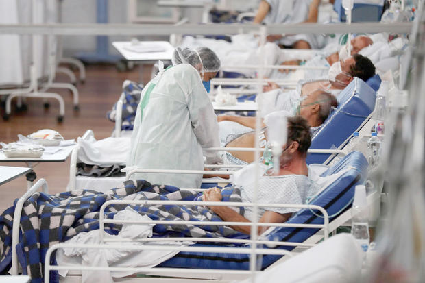 Una trabajadora de la salud atiende a pacientes con la covid-19, en el Hospital Municipal de Campaña Pedro Dell Antonia, el 15 de abril de 2021 en la ciudad de Santo André, en el estado de Sao Paulo, Brasil.