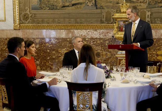 El rey Felipe pronuncia un discurso en el almuerzo que sus Majestades ofrecen al presidente de Colombia, Iván Duque (c) y su esposa María Juliana Ruiz, este jueves en el Palacio Real.