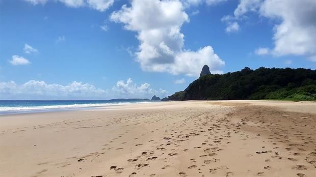 Fotografía cedida este lunes por TV GOLFINHO en la que se registró una playa de la isla de Fernando de Noronha (Brasil). 