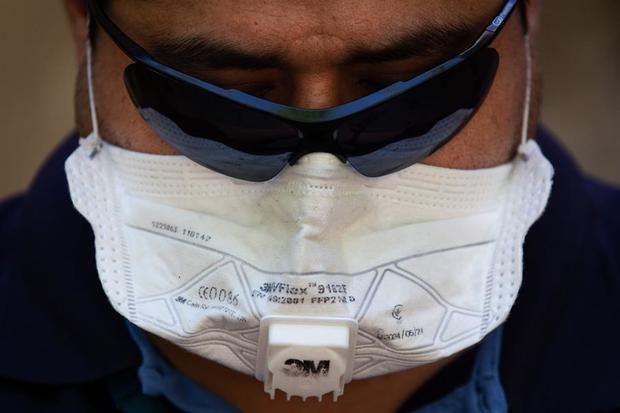 Un hombre con mascarilla con válvula.