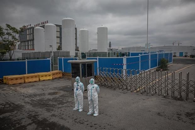 Miembros de seguridad con equipo de protección completo frente a la entrada del Hospital Leishenshan, en Wuhan, China, el 11 de abril de 2020. Un hospital de emergencia de campo Leishenshan fue construido en diez días durante el brote de COVID-19 en Wuhan. Wuhan, el epicentro del brote de coronavirus, levantó el cierre el 8 de abril de 2020, lo que permitió a las personas abandonar la ciudad después de más de dos meses. 