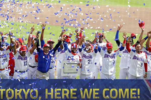 Jugadores de República Dominicana reciben el certificado que los califica a los Juegos Olímpicos de Tokio 2021, durante un juego entre Venezuela y República Dominicana clasificatorio a los Juegos Olímpicos de Tokio, hoy, en el estadio Hermanos Serdán, en Puebla (México). 