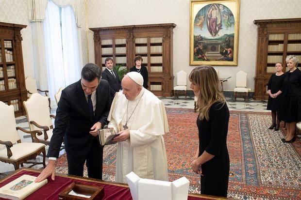 Imagen facilitada por el servicio de medios del Vaticano de la audiencia privada del papa Francisco al presidente del Gobierno, Pedro Sánchez y su esposa, Begona Gómez Fernández.