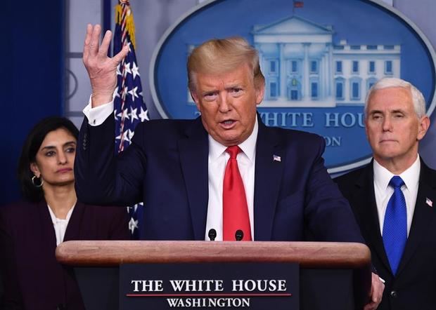 El presidente de los Estados Unidos, Donald J. Trump, hace comentarios sobre la pandemia de COVID-19 (Coronavirus) junto con miembros de la Fuerza de Tarea de Coronavirus en la Sala de prensa de Brady Press en la Casa Blanca en Washington, DC.