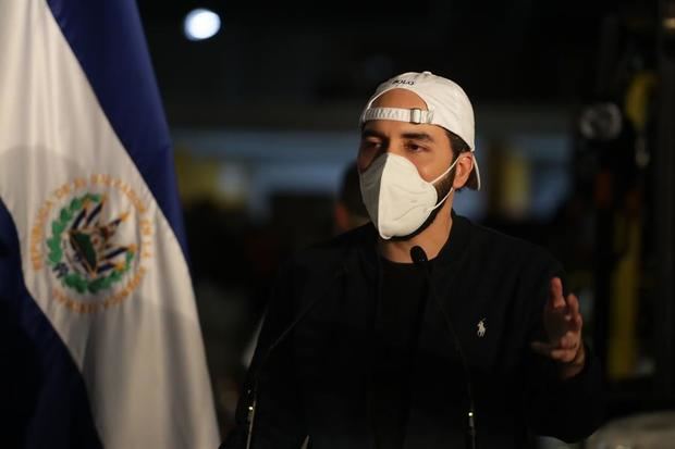 El presidente de El Salvador, Nayib Bukele, ofrece una conferencia de prensa este lunes, en Ilopango, El Salvador. 