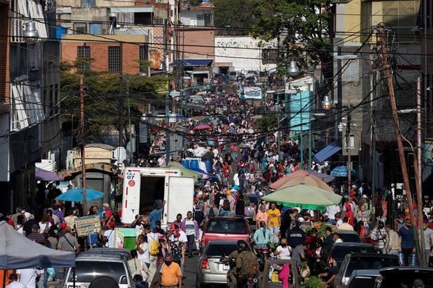 Vista de general de los alrededores del Mercado de Catia, en Caracas, Venezuela.