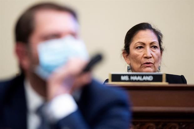 La legisladora Deb Haaland, quien de ser confirmada por el Senado se convertiría en la primera nativa americana al frente del Departamento de Interior.