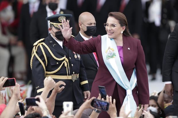 La presidenta de Honduras, Xiomara Castro, habla luego del juramento del cargo, hoy en el Estadio Nacional Tiburcio Varias Andino en Tegucigalpa, Honduras.