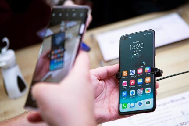 En la imagen, clientes ensayando nuevos 'smartphones' de la marca Huawei. 