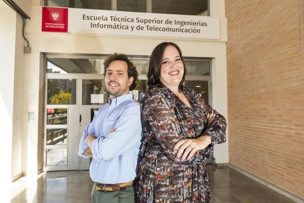 Eugenio Martínez y Zoraida Callejas, posan durante una entrevista con EFE en la que explican los retos científicos, pero también sociales y lingüísticos, a los que se enfrenta el procesamiento del lenguaje natural, en la Escuela Técnica Superior de Ingenierías Informática y de Telecomunicación en Granada.