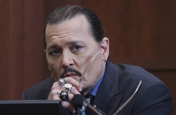 Fotografía de archivo fechada el 25 de mayo del 2022 del actor Johnny Depp durante un juicio en el tribunal de circuito del condado de Fairfax en Fairfax, Virginia (EE. UU.). 