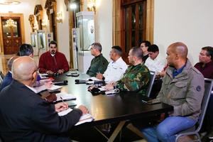 Fotografía cedida por prensa de Miraflores donde se observa al presidente venezolano Nicolás Maduro sostener una reunión con miembros de su gabinete este viernes, en Caracas .