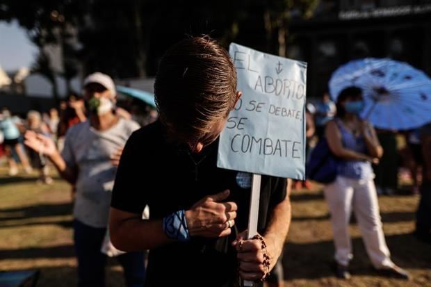 Miles de personas esperan a las afueras del Congreso de la Nación la votación en el Senado por la legalización del aborto, hoy en Buenos Aires, Argentina.