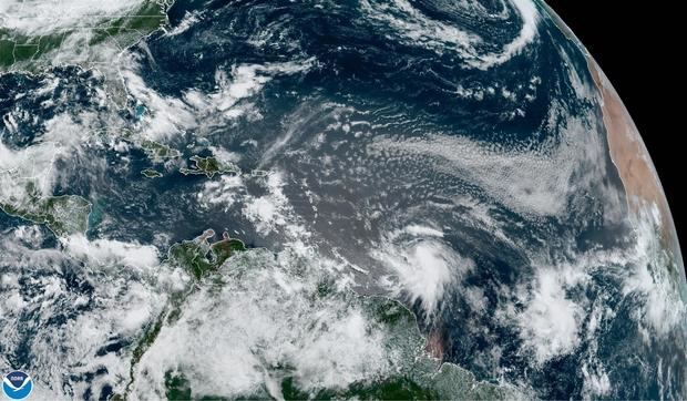 Fotografía cedida este jueves por la Oficina Nacional de Administración Oceánica y Atmosférica (NOAA) de Estados Unidos en la que se registró el estado meteorológico en el Atlántico a las 10:30 hora local (14:30 GMT). 