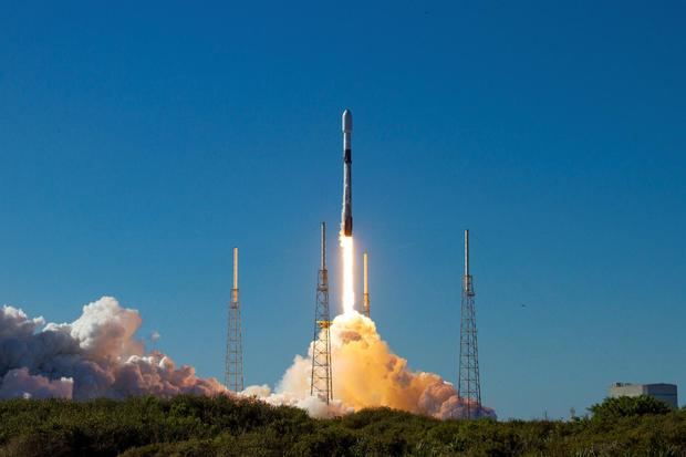 Fotografía cedida por la firma privada SpaceX donde se muestra a cohete Falcon 9 de la misión Transporter-3 mientras despega este 13 de enero de 2022, desde la Estación de la Fuerza Espacial de Cabo Cañaveral en Florida (EE. UU). UEFE/SpaceX
