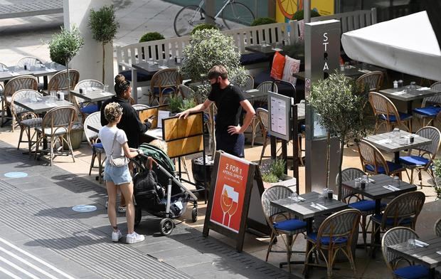 Los ingleses reciben sin sorpresa la prórroga del fin de las restricciones.