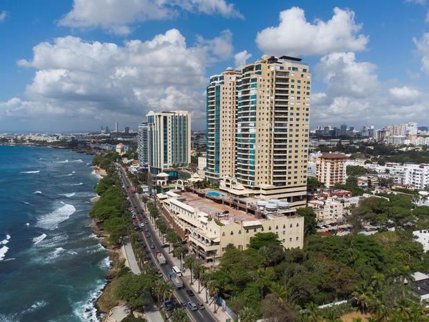 Vista general del Malecón Center y del hotel Catalonia en la avenida del malecón en Santo Domingo, República Dominicana.