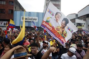 Simpatizantes del presidente electo de Colombia, Gustavo Petro, celebran tras los resultados de las elecciones presidenciales este 19 de junio de 2022, en Cali, Colombia.
