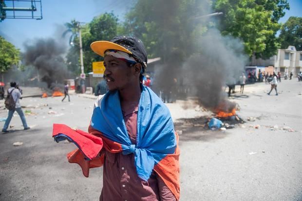 Manifestantes que denuncian el clima de inseguridad que se vive en el país.