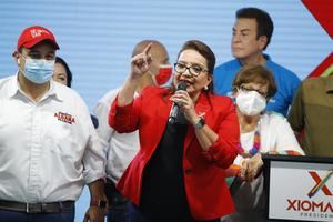 La candidata presidencial Xiomara Castro habla tras conocerse resultados parciales de las elecciones, en una fotografia de archivo.