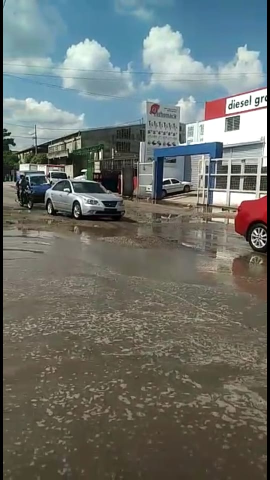 en la gráfica se observa el actual deterioro de las calles Guarocuya, esquina Juan Vallenilla.