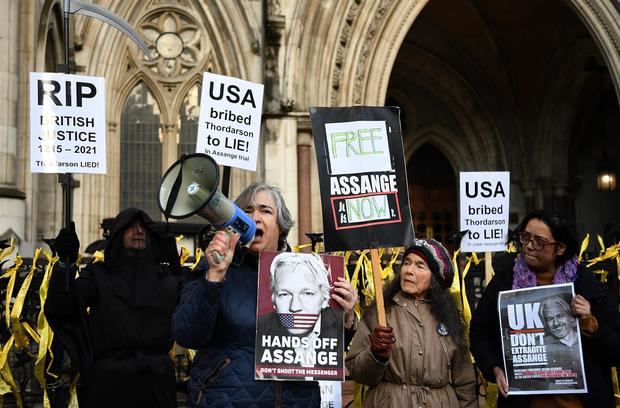 La Justicia británica da luz verde a la extradición a EE.UU. de Julian Assange.