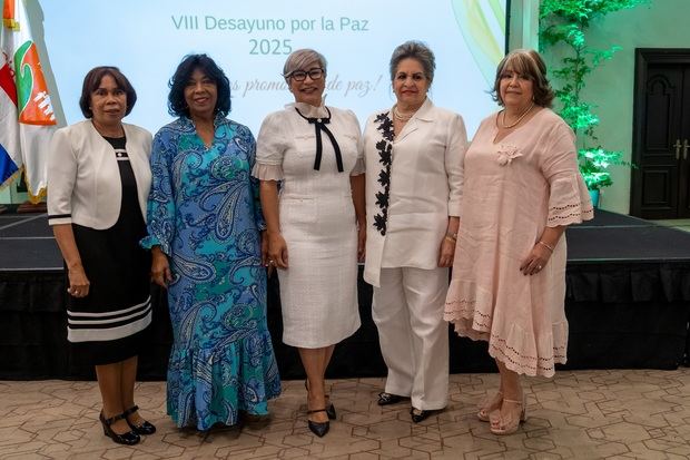 Magistradas Rosario Graciano y Mabel Feliz, Hilda Peguero, Alexandra Izquierdo y Ana María Hernández.