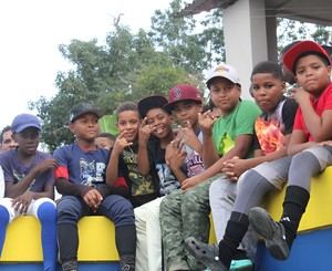 Niños emocionados con la inauguración de estadio de béisbol en Loma de Cabrera.