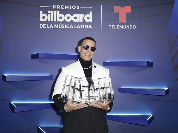 Fotografía cedida hoy por Telemundo donde aparece el cantante puertorriqueño Daddy Yankee mientras posa con sus siete Premios Billboard, durante los Premios Billboard de la Música Latina en el BB&T Center, situado en Sunrise, ciudad del condado Broward y cercana a Miami, Florida, EE.UU.