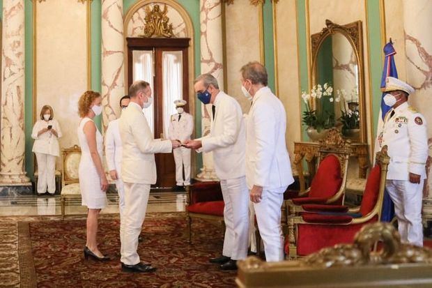 Presidente Luis Abinader recibe cartas credenciales de embajadores