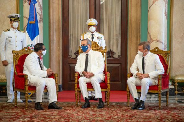 Presidente Luis Abinader recibe cartas credenciales de embajador Britànico.