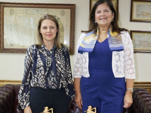 Sra. Clara Reid de Frankenberg junto a Sra. Sonia Villanueva de Brower.