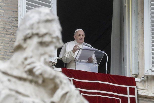 Papa Francisco durante su alocución en la oración del Ángelus desde la ventana de su estudio con vista a la plaza San Pedro en el Vaticano.