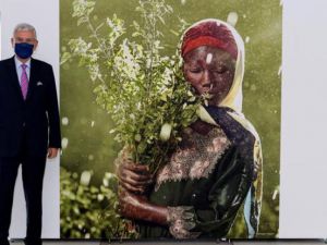 Fotografía cedida por la ONU donde aparece el presidente del septuagésimo quinto período de sesiones de la Asamblea General, Volkan Bozkir, posando junto a una fotografía de Nurdin Musa, Nigeria.