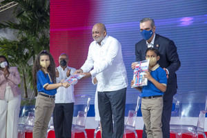 Presidente Luis Abinader encabeza inicio de año escolar; 2.8 millones de estudiantes y 200 mil educadores participarán en el programa educativo