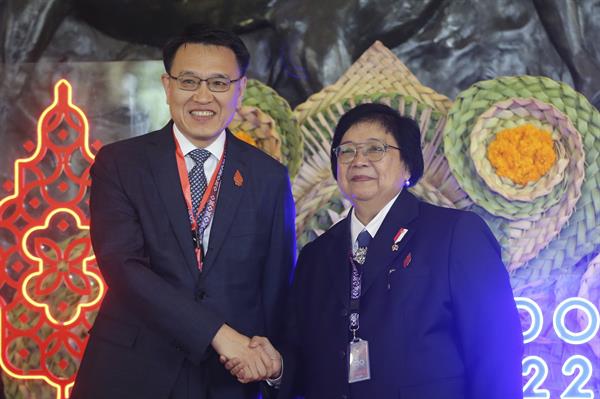 La ministra indonesia de Medio Ambiente, Siti Nurbaya Bakar, (dcha) y el viceministro de ecología chino Zhao Yingmin. 