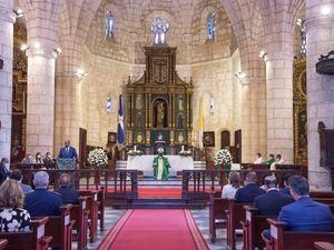 Monseñor Francisco Ozoria ofició la misa de 79˚ aniversario de Banreservas, con la presencia de clientes, funcionarios y empleados.