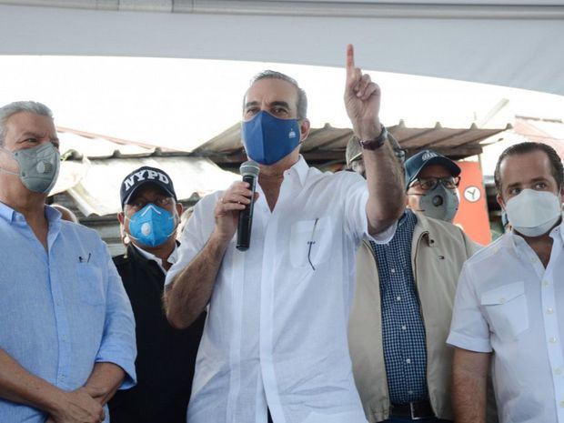 En su recorrido por los Alcarrizos el presidente visita familia de niña asesinada