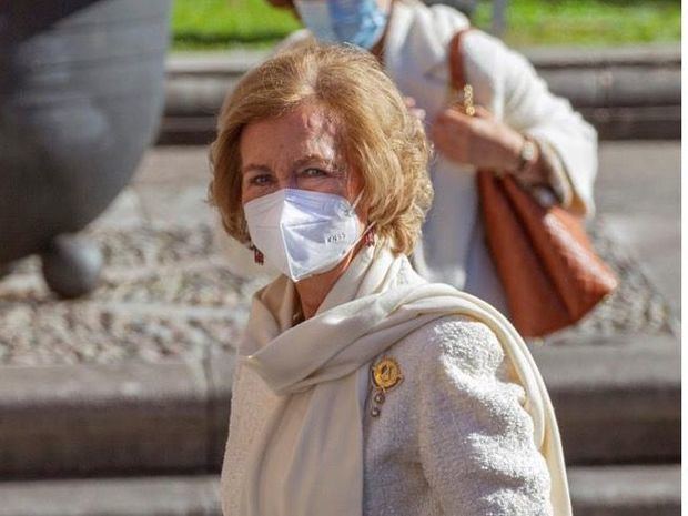 La reina Sofía celebra este lunes su 82 cumpleaños, marcado por la marcha al extranjero del rey Juan Carlos hace tres meses y por el impacto de la crisis sanitaria.