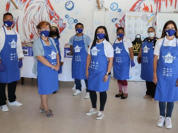 Chef Osvaldo Valerio, Elena Nunziatini, Karla Rojas y Luisa Féliz en compañia de voluntarios.