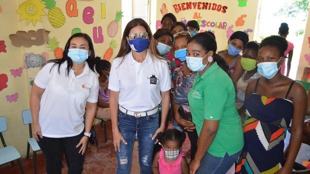 Karla Rojas y Luisa Feliz en las comunidades.