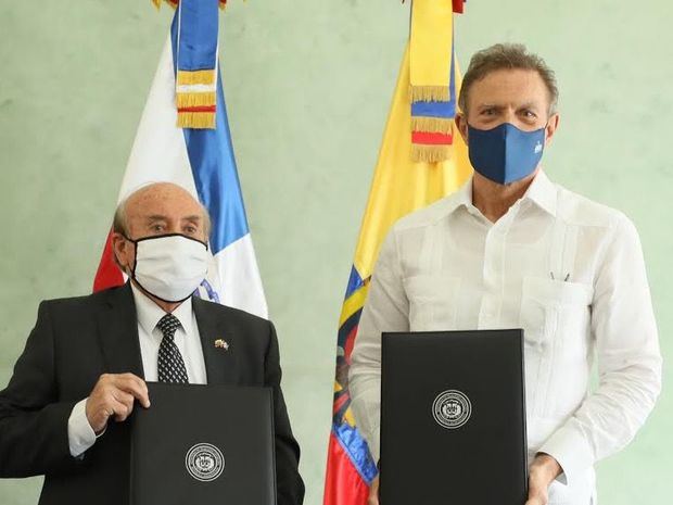 Embajador Enrique Cadena junto al canciller Roberto Álvarez.