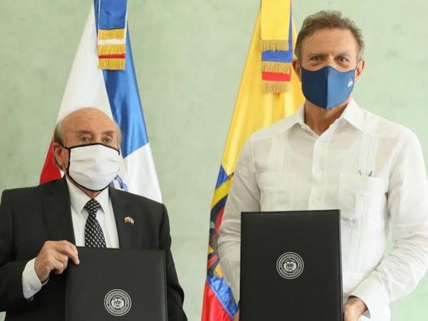 Embajador Enrique Cadena junto al canciller Roberto Álvarez.