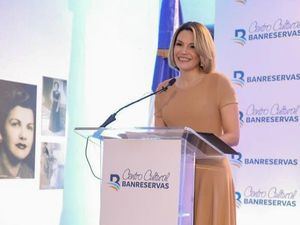 La presidenta del Voluntariado Banreservas, Noelia García de Pereyra, explicó la iniciativa del Centro Cultural Banreservas que celebra la vida de las heroínas de Salcedo.  